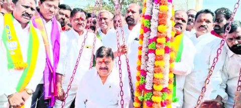 మెరుగైన సౌకర్యాలు కల్పించాలి 