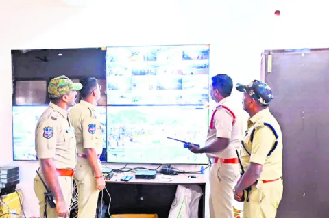 భక్తుల రద్దీ పర్యవేక్షణకు నిఘానేత్రాలు