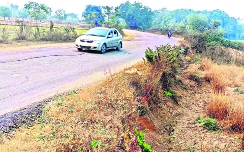 కోతకు గురైన రోడ్డు 