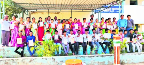 విద్యార్థులకు స్టడీ మెటీరియల్‌ పంపిణీ 