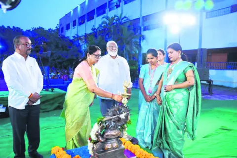 విద్యార్థులు లక్ష్యాలను నిర్దేశించుకోవాలి 