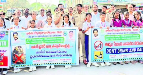 హెల్మెట్‌ ధరించి ప్రాణాలు కాపాడుకోవాలి