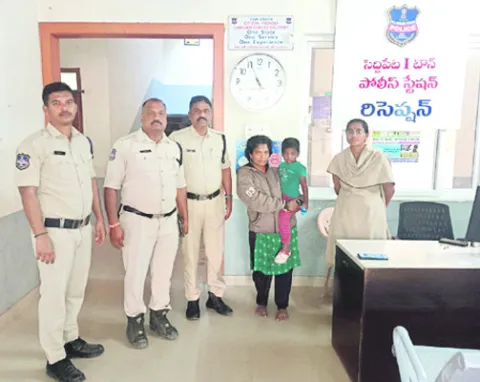 తప్పిపోయిన బాబు అప్పగింత