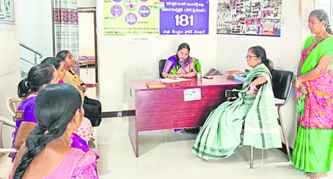 పిల్లల పట్ల శ్రద్ధ వహించాలి