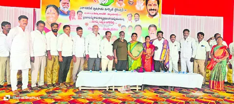 పార్టీ కోసం కష్టించేవారికే పదవులు