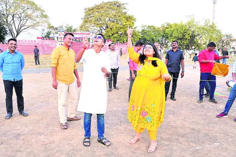 పండుగ ఆనందంగా జరుపుకోవాలి