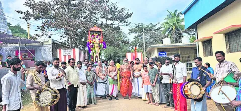 అశ్వవాహనంపై స్వామివారికి తిరువీధి సేవలు 