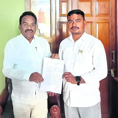 బీటీ రోడ్డు మంజూరు చేయాలి