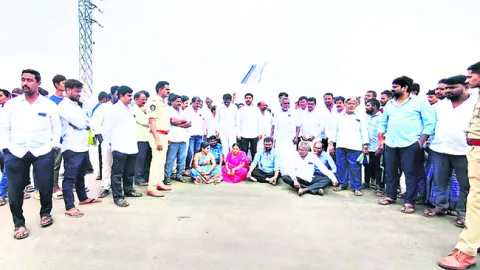 వైఎస్సార్సీపీ నేతలను అడ్డుకోవడం దుర్మార్గం 