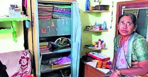 ఎస్సార్బీసీ ఉద్యోగి ఇంట్లో చోరీ 