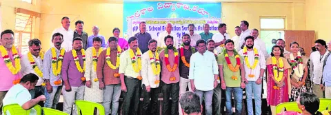 విద్యాశాఖ ఉద్యోగుల సమస్యలపై దృష్టి సారించాలి 