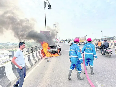 మానేరు బ్రిడ్జిపై కారు దగ్ధం
