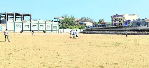 మైదానం ఉన్నా లేనట్లే!