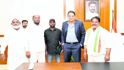 మంత్రి అజారుద్దీన్‌ను కలిసిన మైనార్టీ నాయకులు
