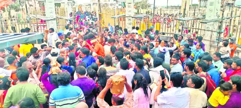 వనదేవతలకు మొక్కులు
