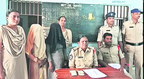 చోరీ కేసులో ఇద్దరు మహిళల అరెస్టు 
