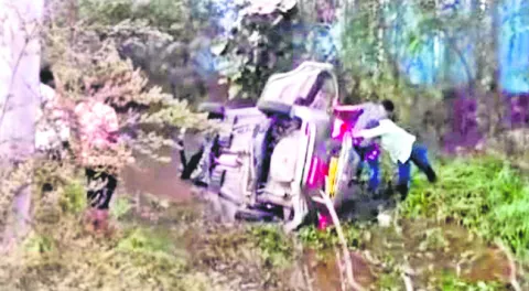 ఆటోని ఢీకొట్టిన కారు 