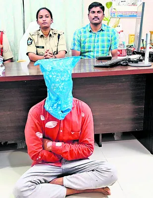 యువతిని వేధిస్తున్నాడని చంపేశారు!