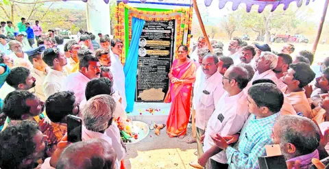 పాలుట్లలో అభివృద్ధి మంత్రం