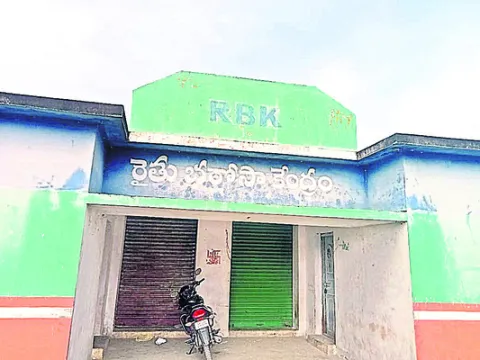 మూలకు చేరిన కియోస్క్‌లు   
