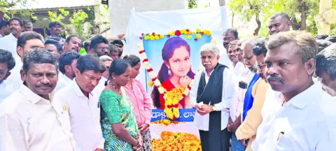 ప్రేమ పేరుతో వంచించే వారిని శిక్షించాలి 
