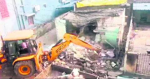 ఇల్లు కూల్చివేతపై ఫిర్యాదు 
