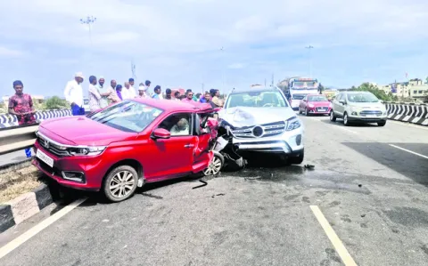 రోడ్డు ప్రమాదంలో ఇద్దరు ఏపీవాసుల మృతి 