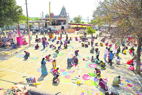 ఆకట్టుకున్న రంగవల్లులు 