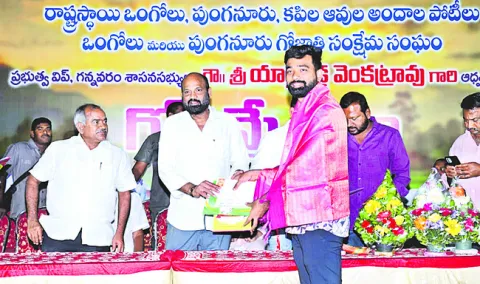 ఆకట్టుకున్న ఆవుల పోటీలు 