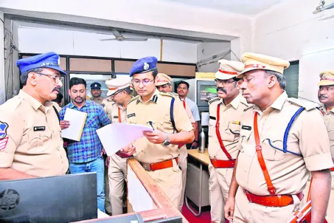 సీసీఆర్బీని తనిఖీ చేసిన పోలీస్‌ కమిషనర్‌