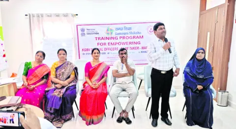 బాలికలను అన్నిరంగాల్లో తీర్చిదిద్దాలి 