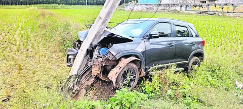 స్తంభాన్ని ఢీకొట్టిన కారు 