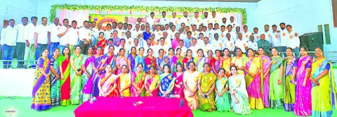 ముప్పై ఏళ్లకు కలిసిన మిత్రులు 