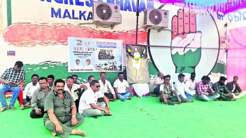 ● కాంగ్రెస్‌ ధర్నా 