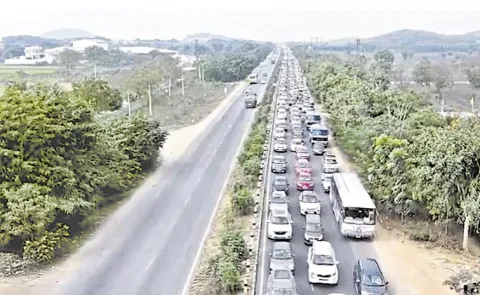 Heavy traffic at Toll Plaza