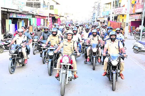 బాధితులకు అండగా ఉండాలి
