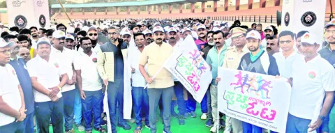 నగర పరిశుభ్రతకు  అందరూ సహకరించండి 