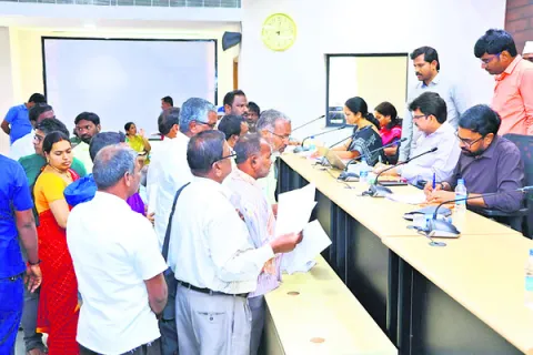 అర్జీలు సత్వరమే పరిష్కరించాలి