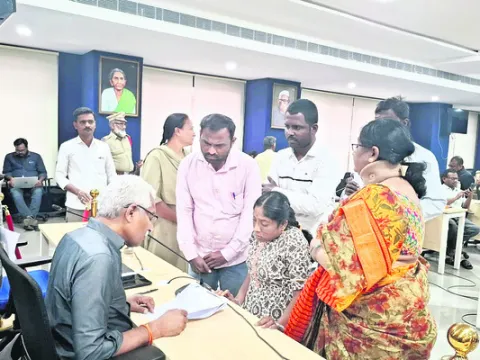 ఫిర్యాదులను తక్షణమే పరిష్కరించండి