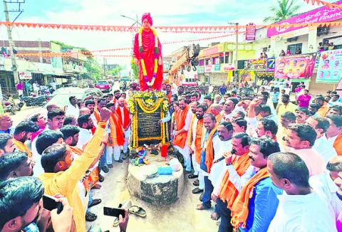 వివేకానంద.. యువతకు ఆదర్శం