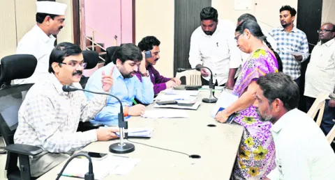 అర్జీల పరిష్కారం వేగిరపర్చాలి 