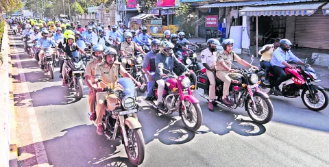 హెల్మెట్‌తో ప్రాణ రక్షణ