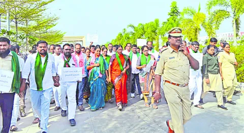 రైతులకు పరిహారం ఇవ్వండి 