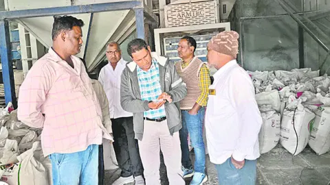 రైస్‌మిల్లుపై విజిలెన్స్‌ దాడులు