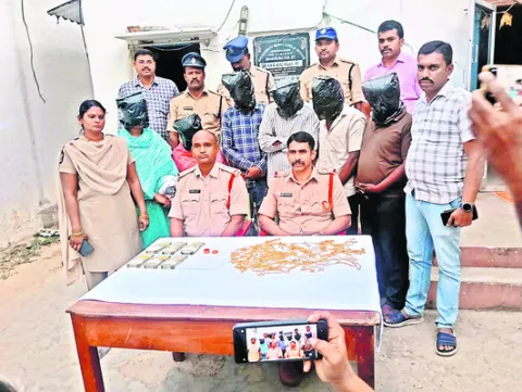 నకిలీ బంగారం విక్రయిస్తున్న ముఠా అరెస్టు