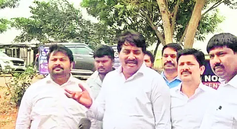 పిన్నెల్లికి బియ్యపు మధు పరామర్శ 