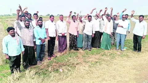 వరి పంటకు నీరు అందక రైతుల ఆందోళన