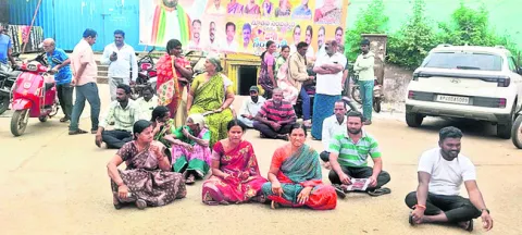 పోలీస్‌స్టేషన్‌ ఎదుట బైఠాయింపు 
