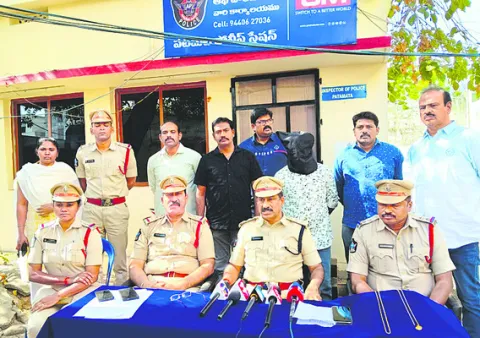 గొలుసు దొంగలు అరెస్ట్‌ 