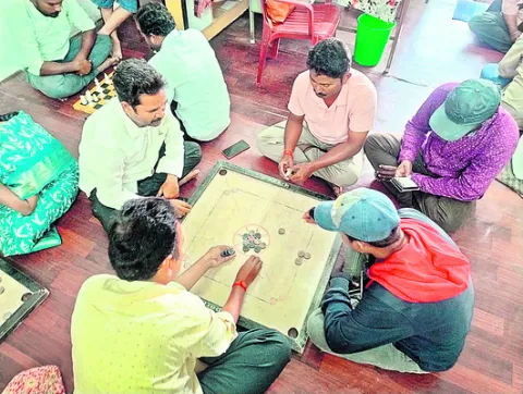 హోరాహోరీగా చెస్‌, క్యారమ్‌ పోటీలు